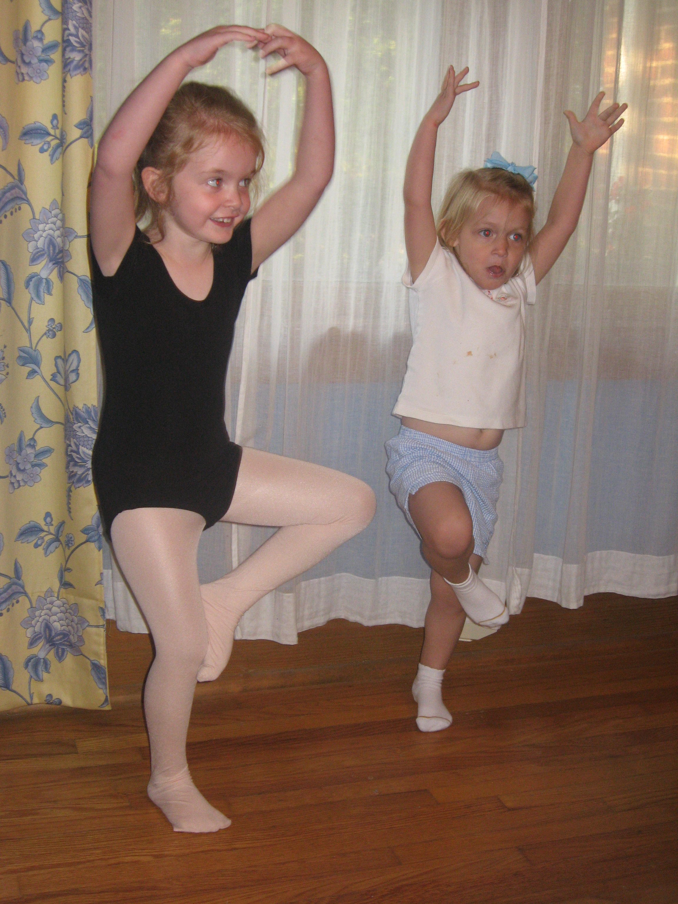 2007_09_18 Jane shows Cate how to ballet.jpg
